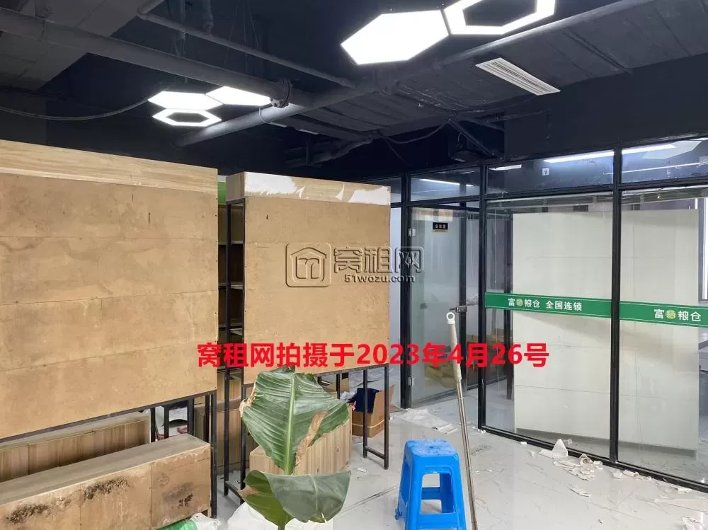 平安大厦1办公室出租面积136平米，租金6800元，西北朝向