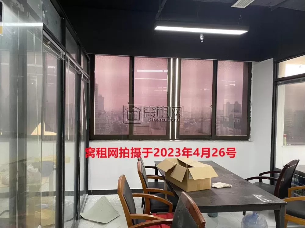 平安大厦1办公室出租面积136平米，租金6800元，西北朝向