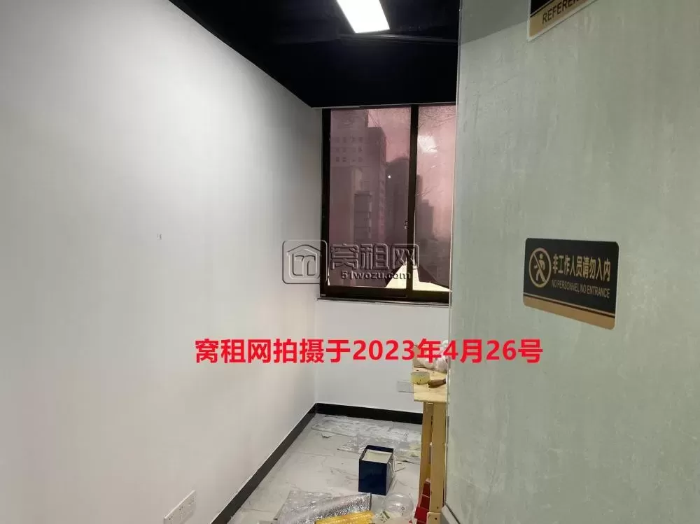 平安大厦1办公室出租面积136平米，租金6800元，西北朝向