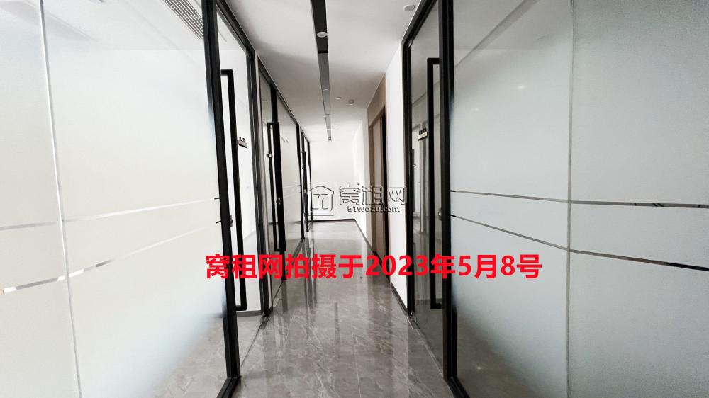 高新宝龙广场470平办公室出租，东南朝向，电梯口(图4)