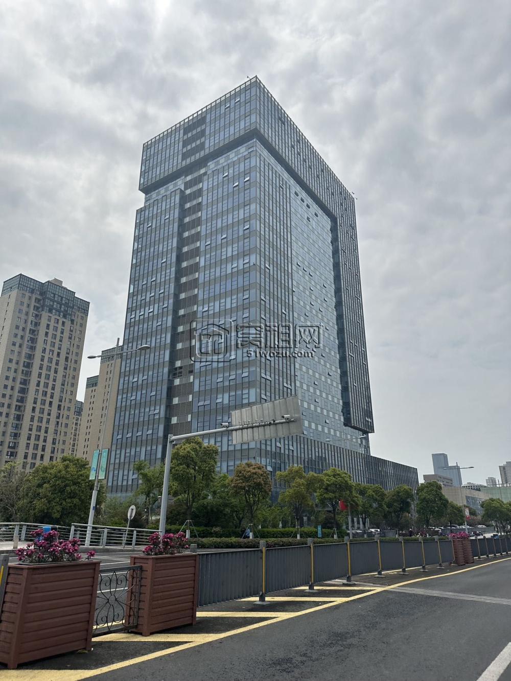 东部•银泰大厦 173平 高楼层精装办公室出租