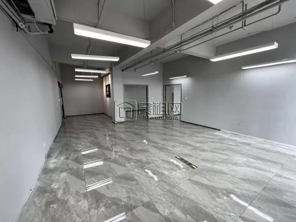 集士港城西新天地224平。 全落地窗出租。 特价秒杀7200元一个月