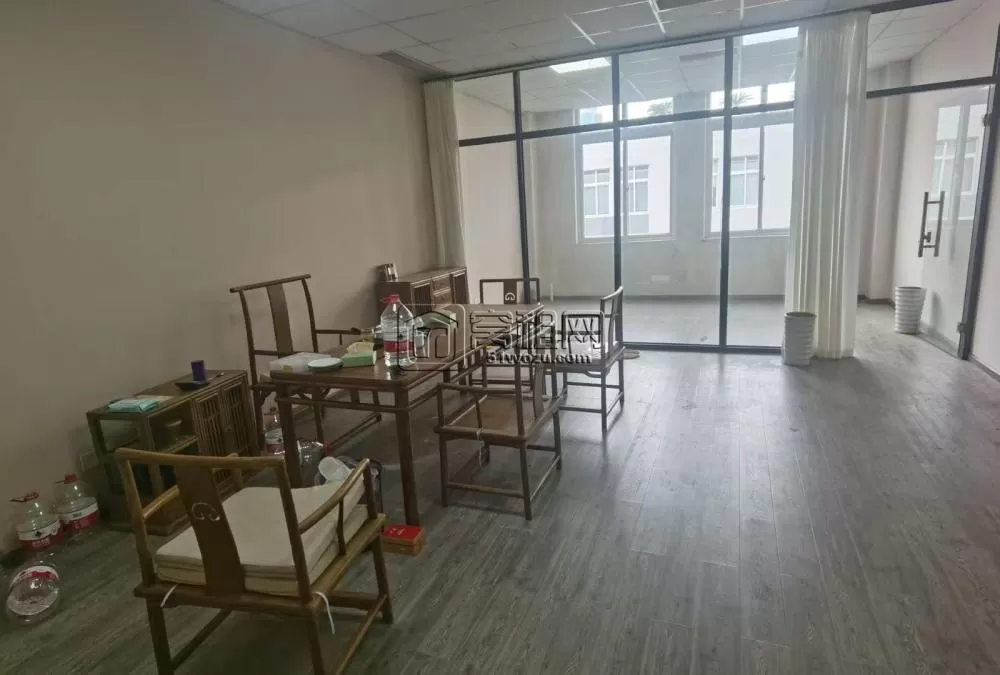 梦创硅谷   73平，朝向西，2700/月，精装修带一隔间，4号线正地铁口，随时可看