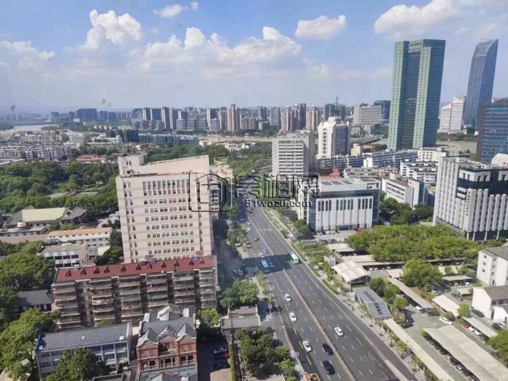 鼓楼地铁站  恒隆中心大厦出租100平  双玻2隔间  落地窗 7月15号到期