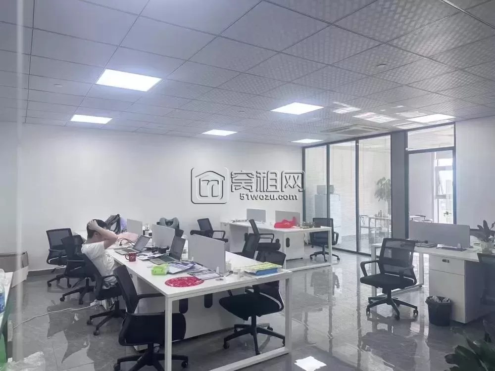 东部银泰大厦 158平 形象墙2个隔间  家具可以低价转让
