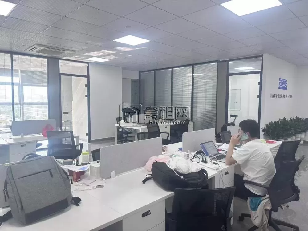 东部银泰大厦 158平 形象墙2个隔间  家具可以低价转让