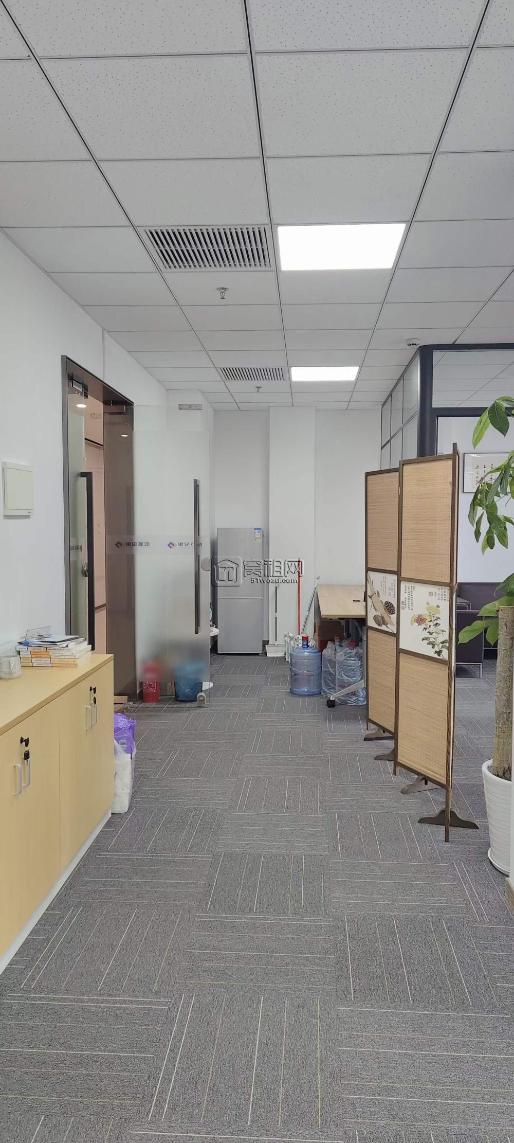 滨江二期173平，有经理室、财务室，约8个工位，落地玻璃江景房(图3)