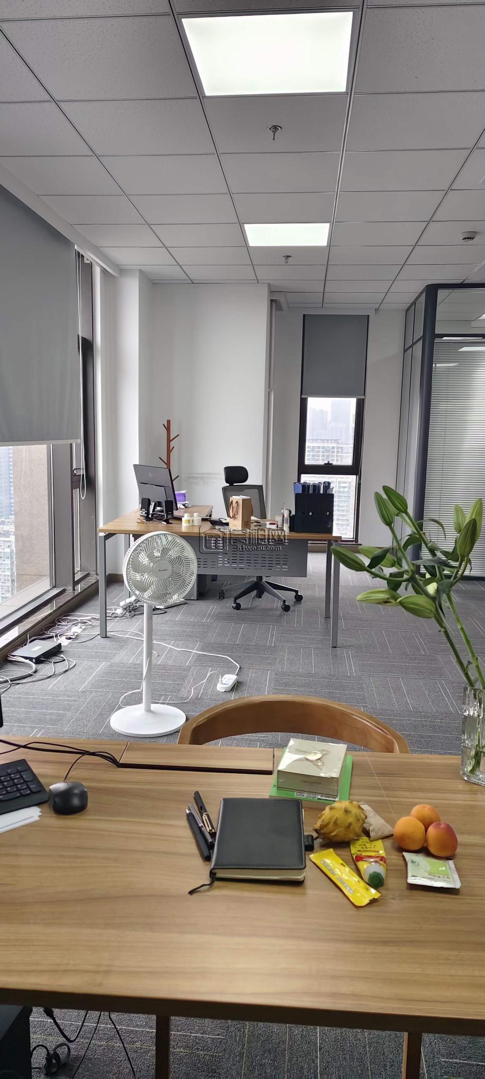 滨江二期173平，有经理室、财务室，约8个工位，落地玻璃江景房(图7)