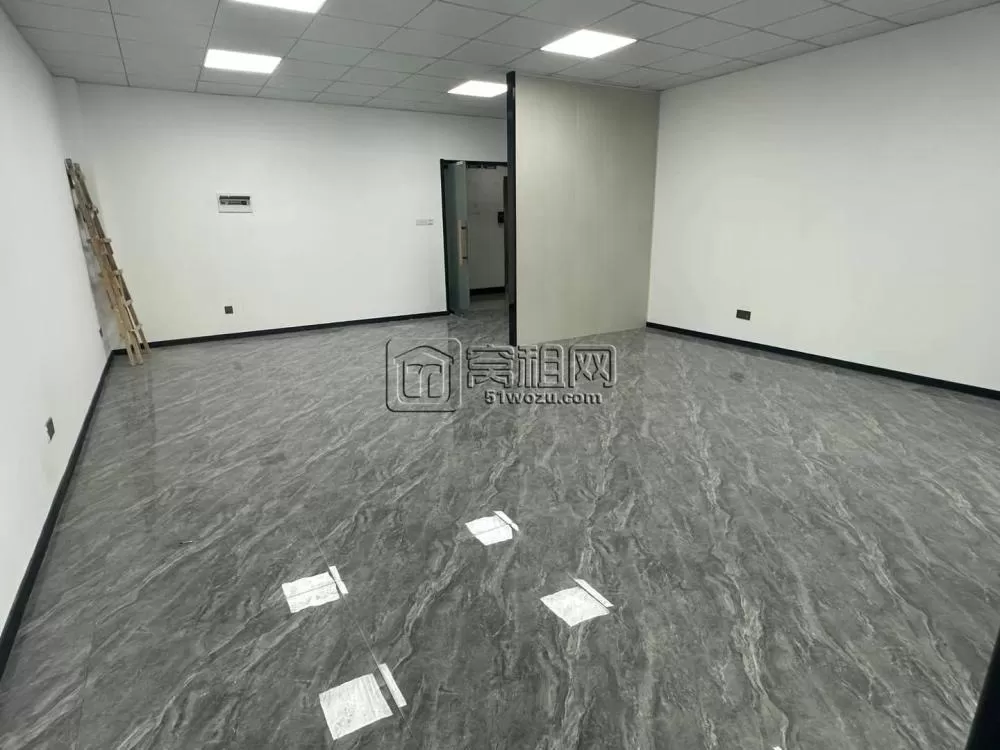 海曙东门口地铁口：江厦银座大厦带一个隔间出租