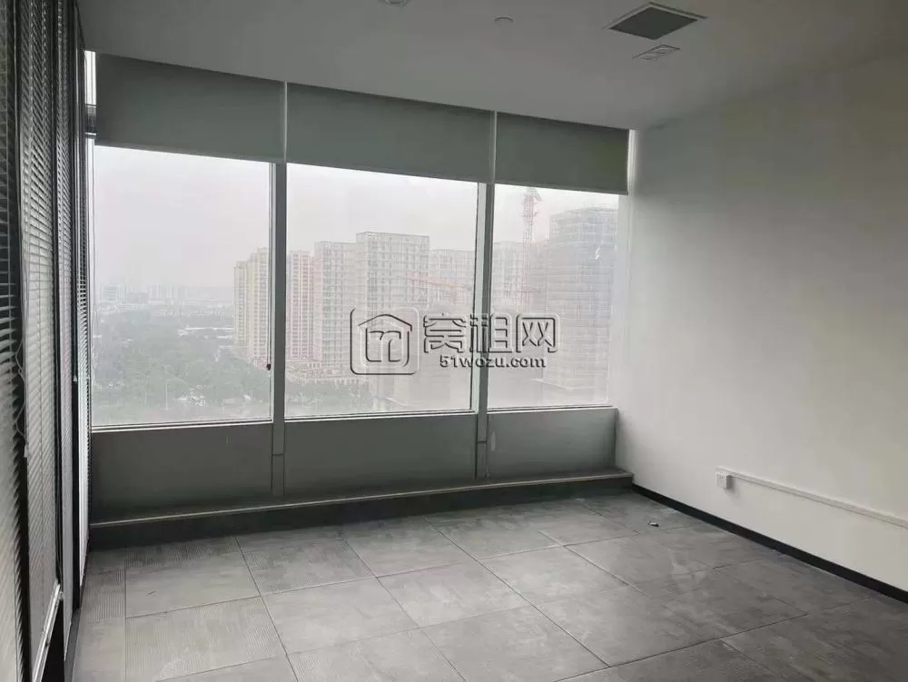 宁波高新区研发园隔壁微软大厦148平，全新装修，两隔间，朝南，随时看房