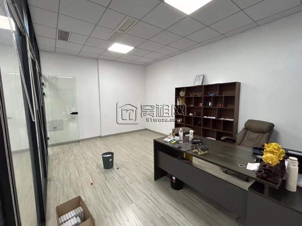 宁波梦创金谷74平朝东办公室出租带空调带一个隔间