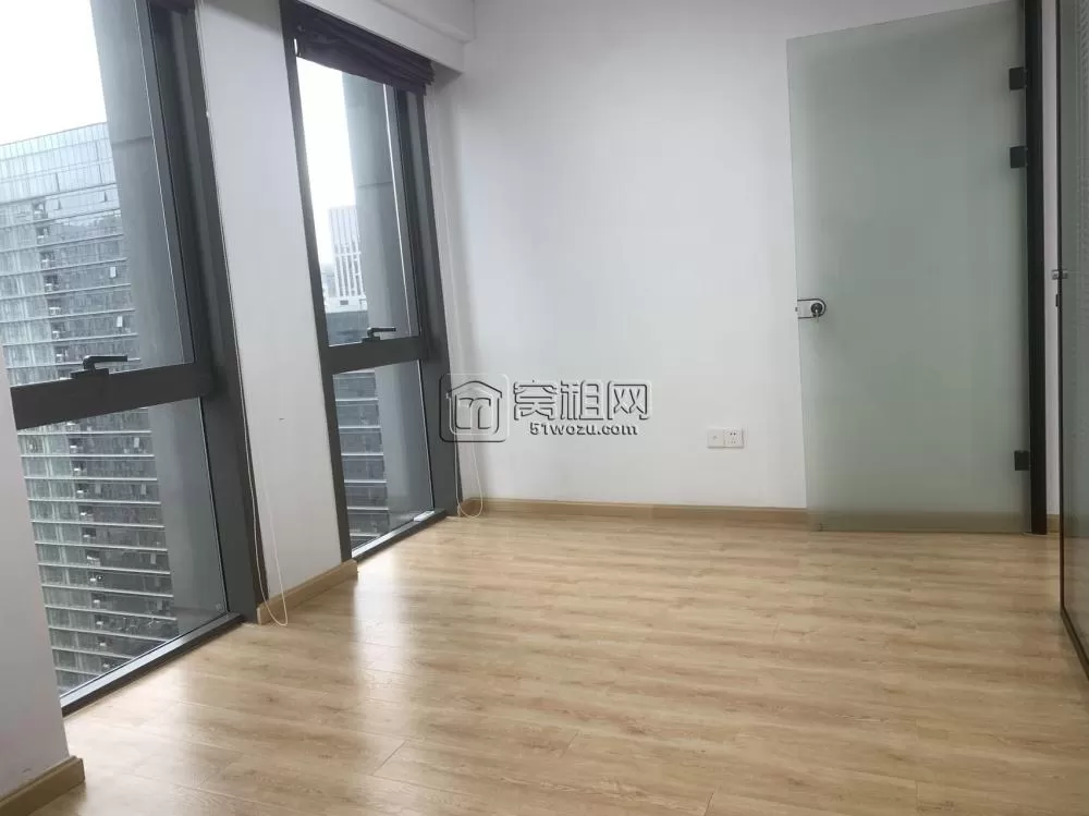 高新区皇冠大厦50平不带家具，朝东，一个隔间租金2600