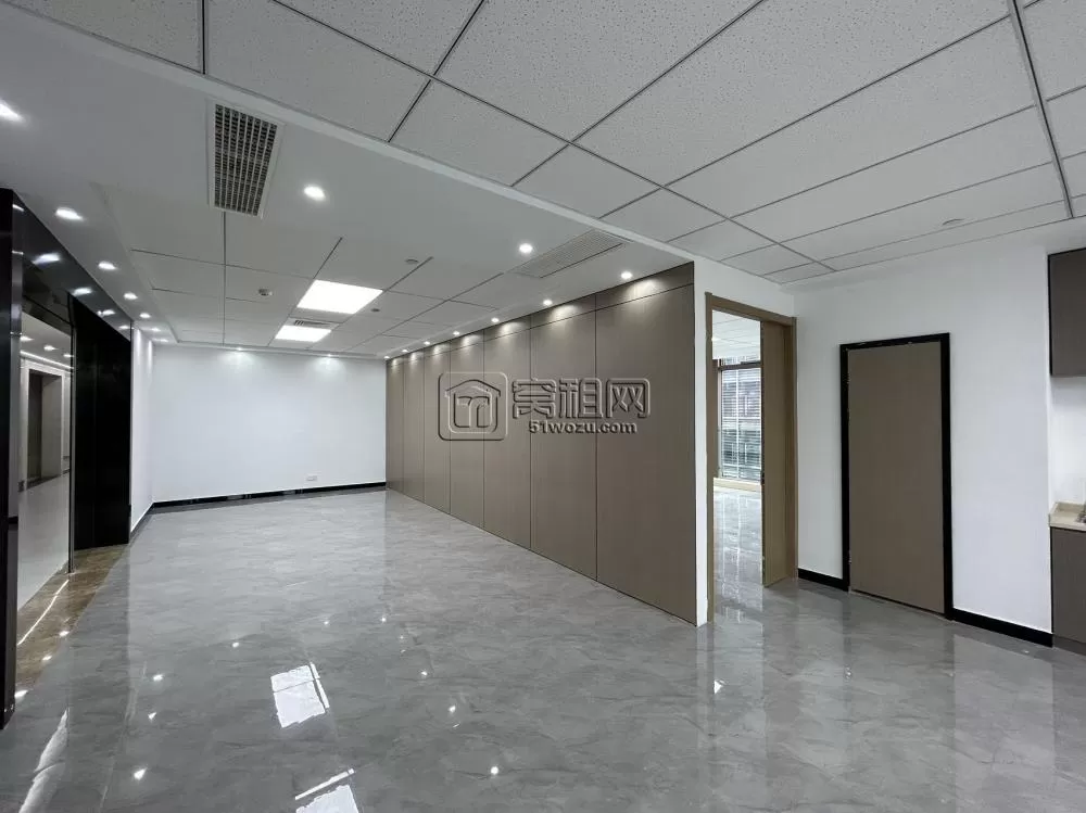 宁波商会大厦480平方全新装修，电梯口位置，东南朝向，带水源6个隔间