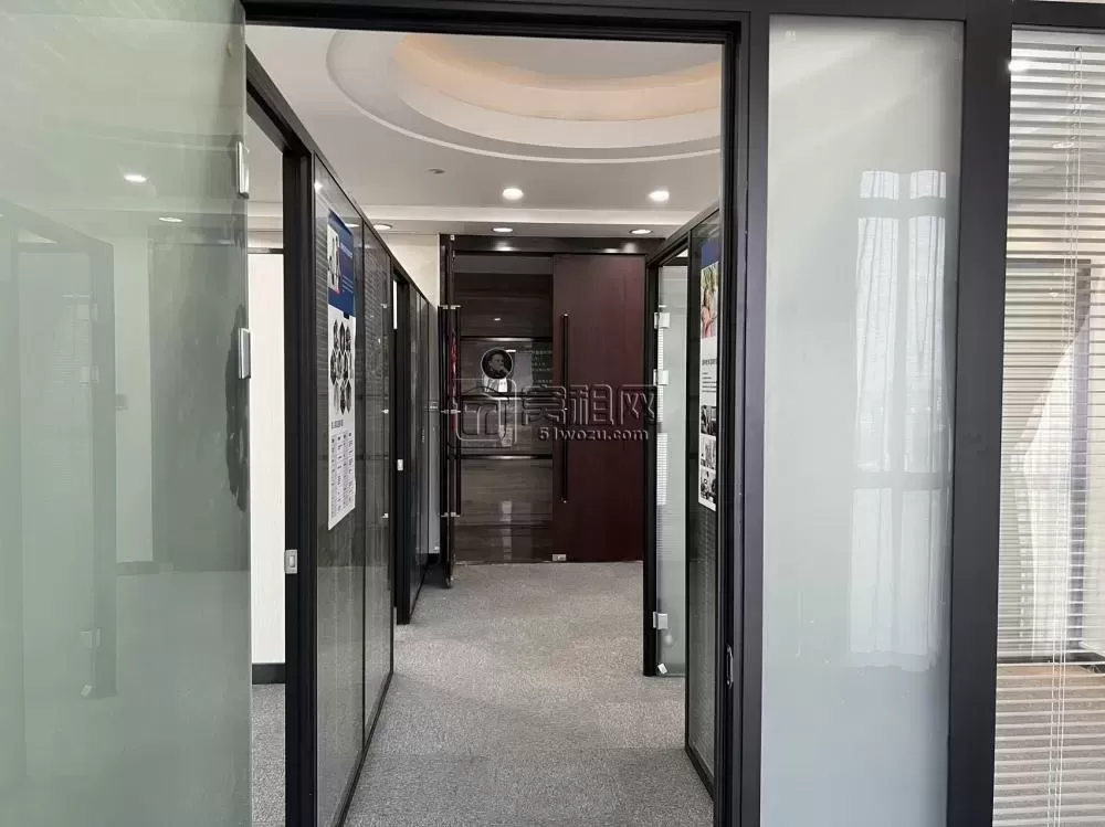 世纪东方写字楼高楼层99平办公室出租朝北，四个玻璃隔间