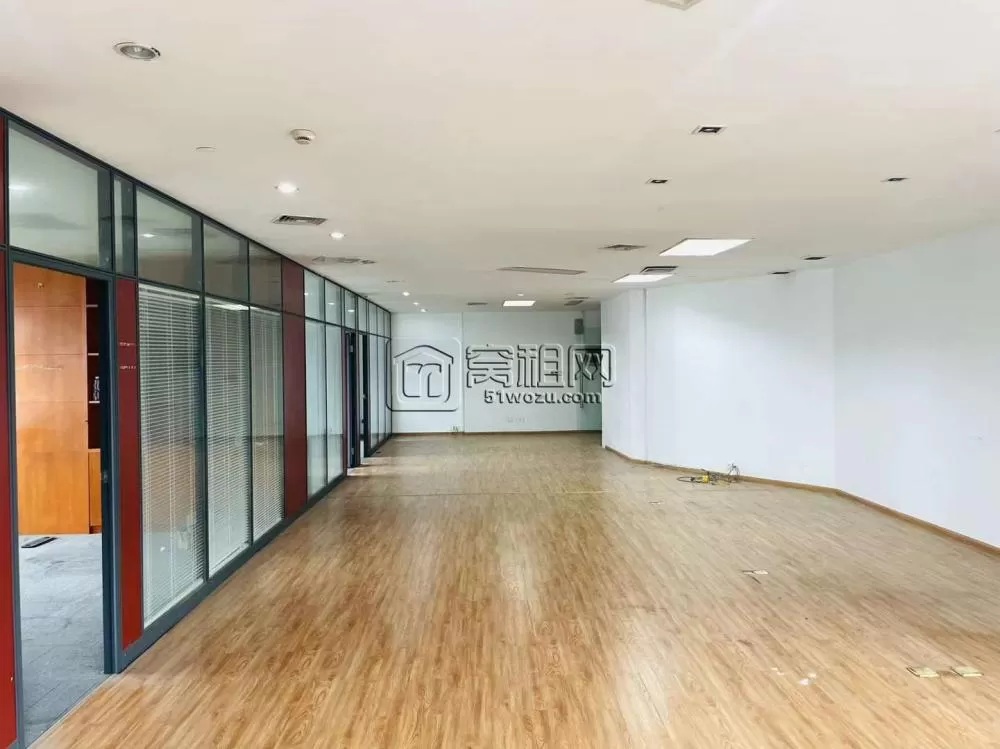 南部商务区南洋航空大厦260平室内3隔间带上下水，特价出租0.8元每平每天