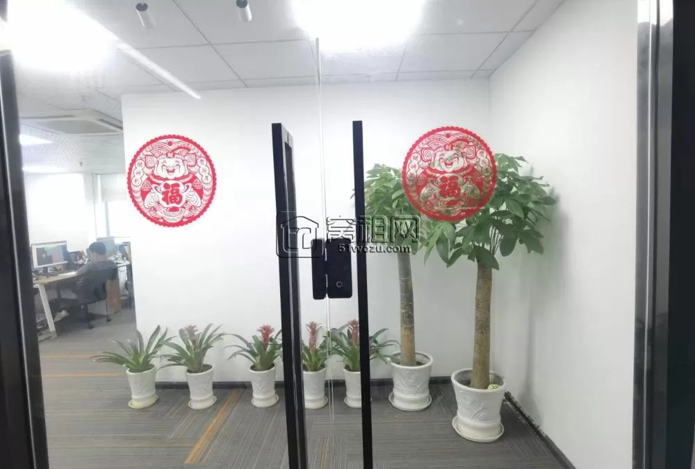 万达附近地铁口广博国贸大厦215平方，精装修出租，室内3格局，大员工区