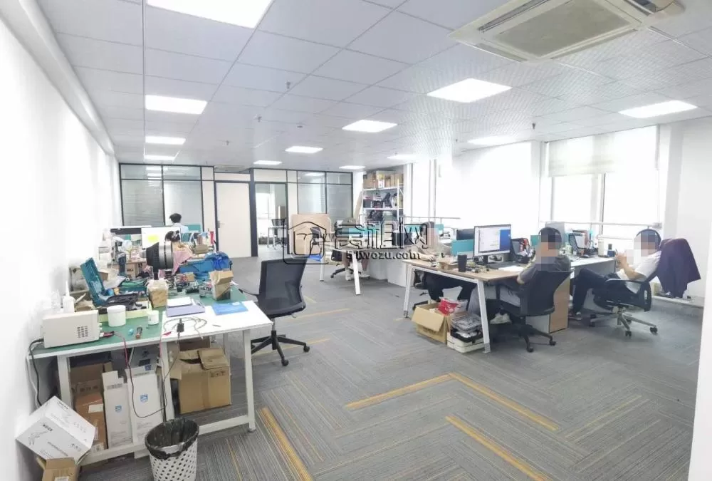 万达附近地铁口广博国贸大厦215平方，精装修出租，室内3格局，大员工区