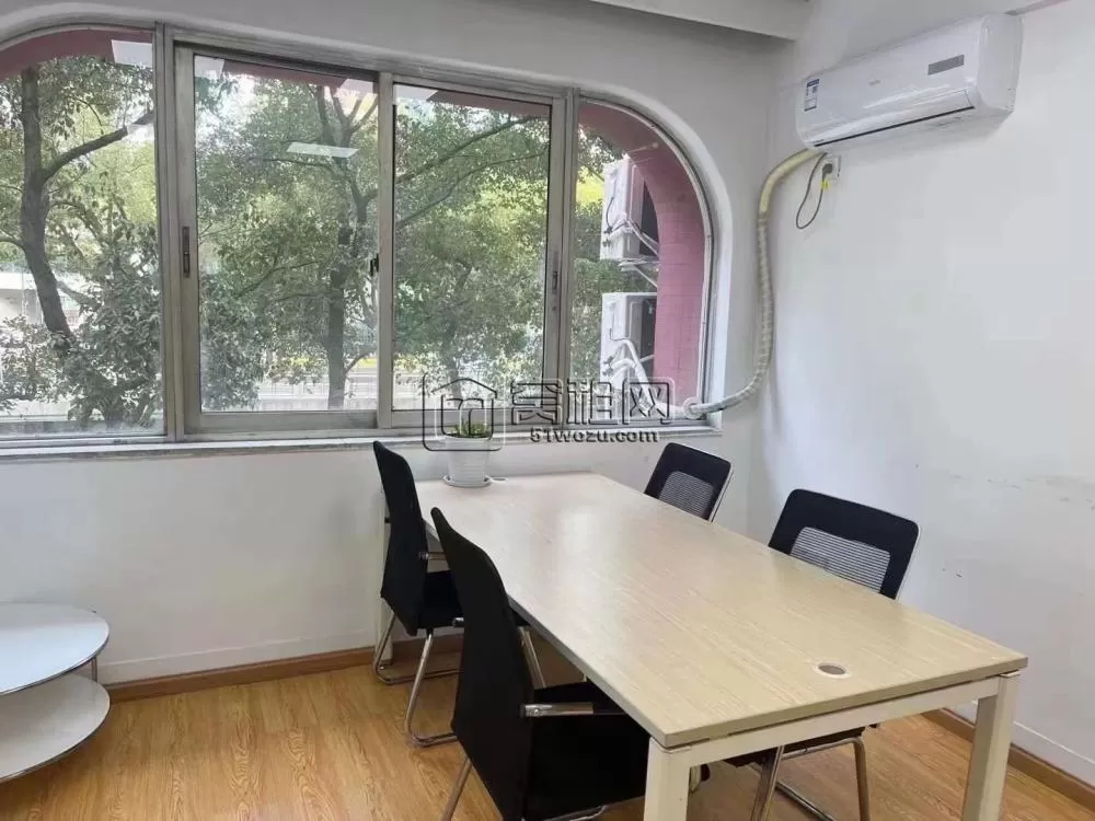银河大厦48平1600元/月每月，朝北可配家具，独立空调可坐4-6人办公
