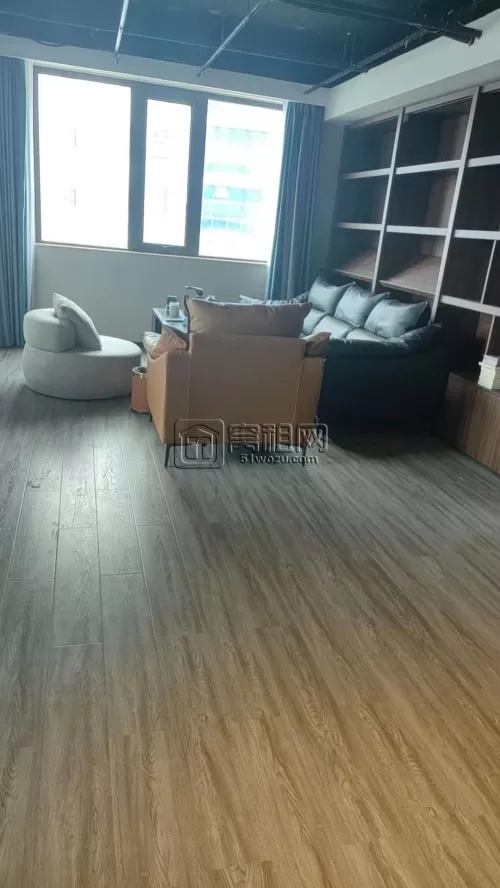 4号线兴宁路地铁口94平，联安品牌产业园老客户转租，送全套家具。
