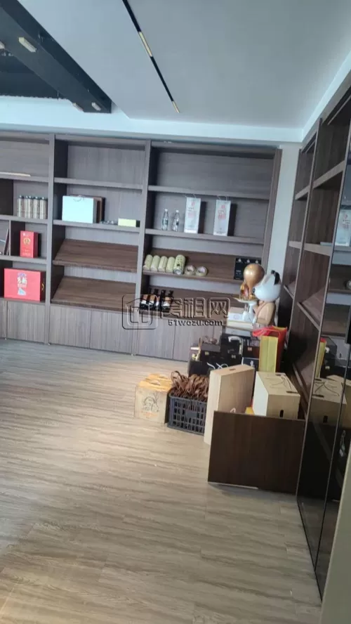 4号线兴宁路地铁口94平，联安品牌产业园老客户转租，送全套家具。