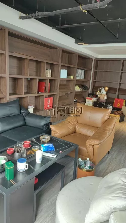 4号线兴宁路地铁口94平，联安品牌产业园老客户转租，送全套家具。