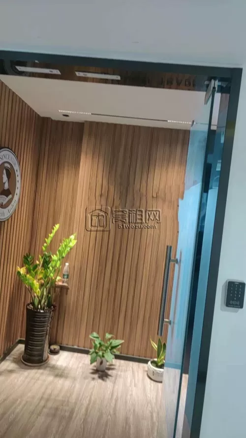 4号线兴宁路地铁口94平，联安品牌产业园老客户转租，送全套家具。