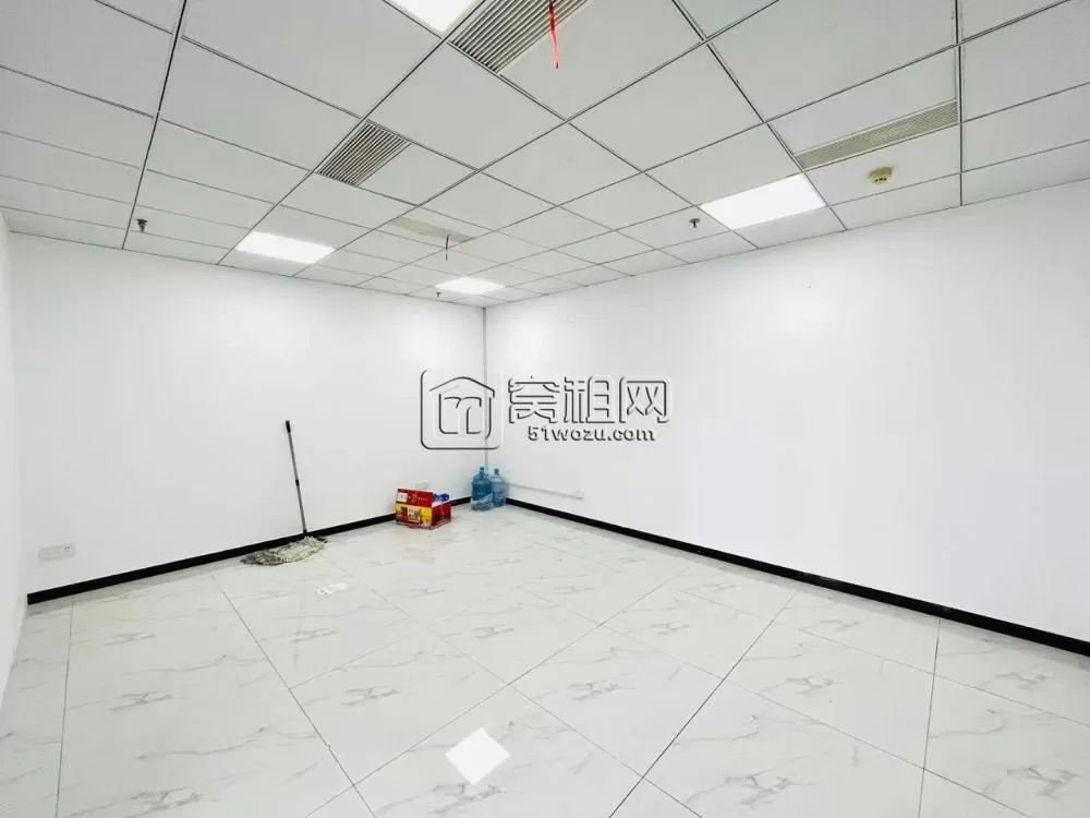 南部商务区 总部一号105平，朝东，2隔间木门，5500元/月