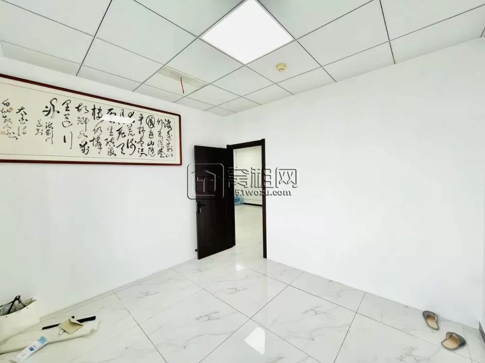 南部商务区 总部一号105平，朝东，2隔间木门，5500元/月