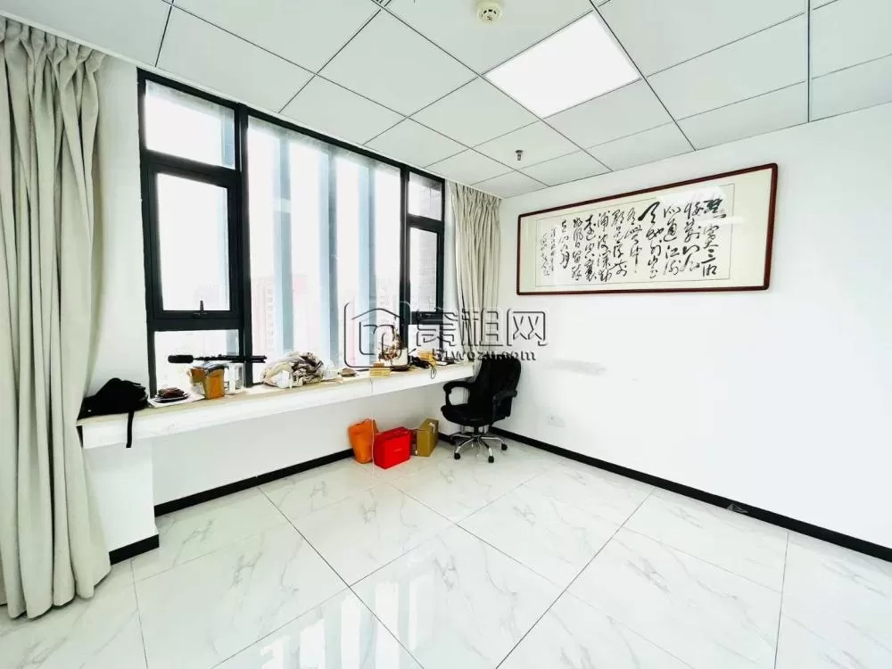 南部商务区 总部一号105平，朝东，2隔间木门，5500元/月