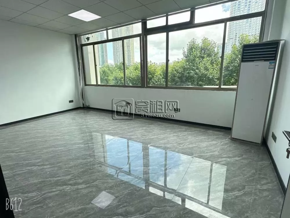 海曙东门口地铁口：江厦银座95平米带一个隔间.全新装修