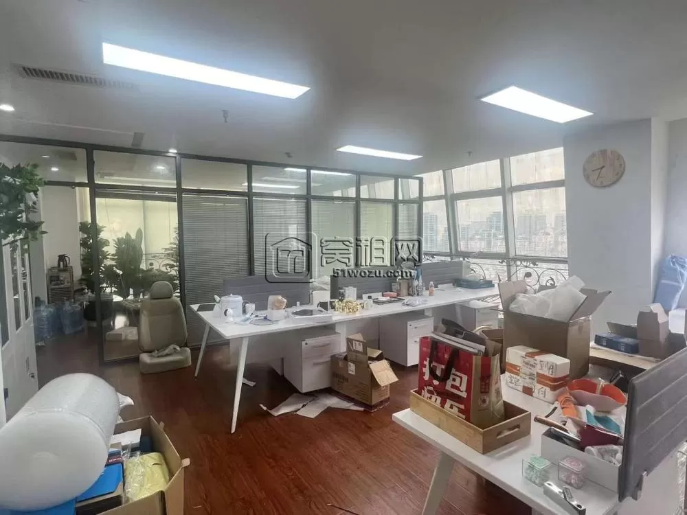 4号线兴宁桥东站出口金汇大厦125平米全新精装修 隔间二个 双面采光落地窗