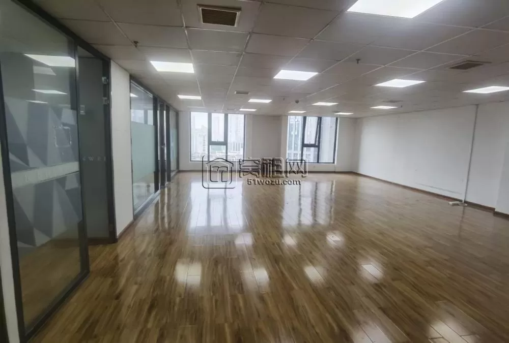 海曙区银亿时代广场220平朝南室内有装修，价格优惠