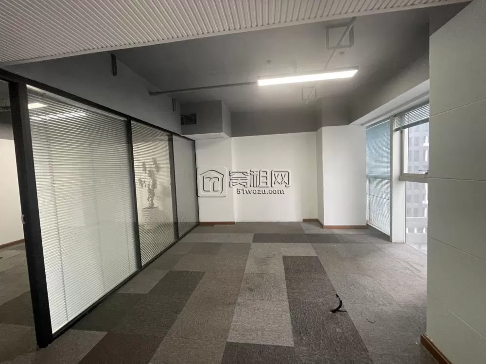 日月星座复式145平，开发商房子，个性化装修，电梯口位置，租一层用两层，月租只需7500元