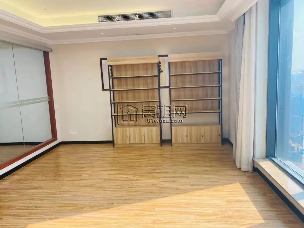 和荣大厦A座200平米，精装修带3个隔间，随时看房
