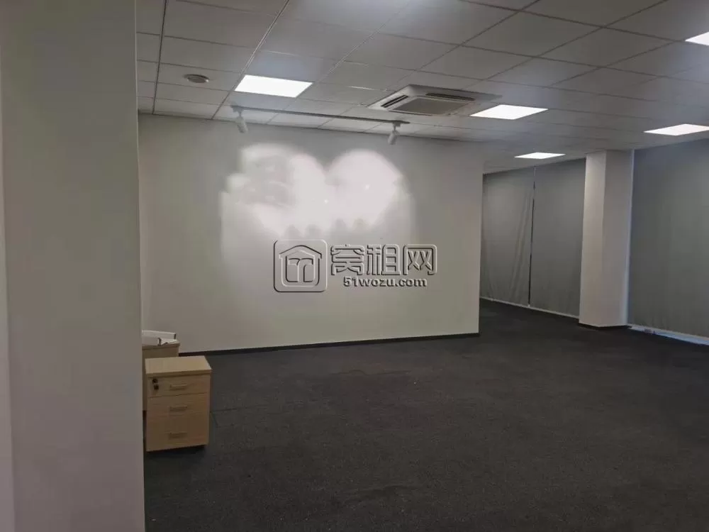 启迪园区面积95.26平米，租金2400