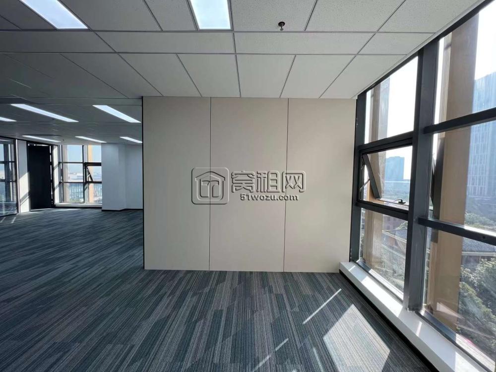 江北前洋商务区全新装修286平方办公室，三面采光，南北通透出租