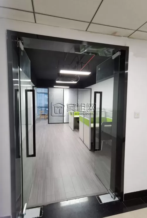 健宸大厦69平米办公室朝南，全新装修，配家具出租