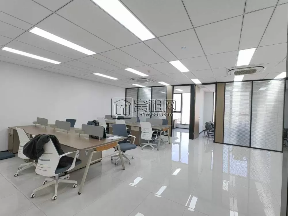 潘火地铁站和荣大厦电梯口 145平 带全套家具 8000元/月