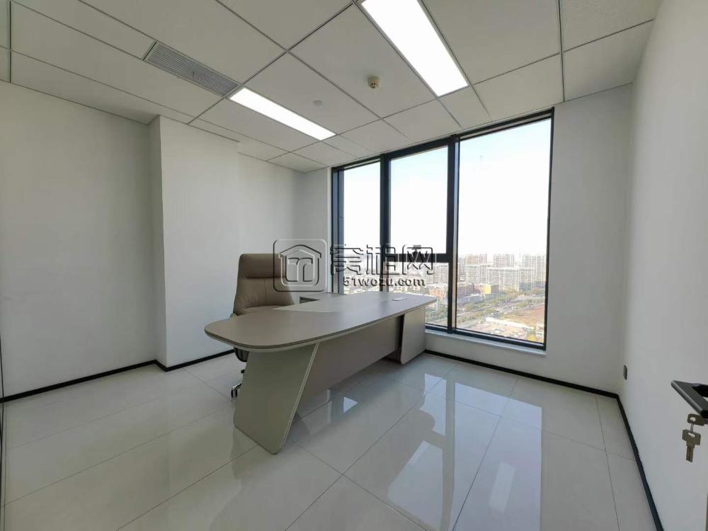 潘火地铁站和荣大厦电梯口 145平 带全套家具 8000元/月
