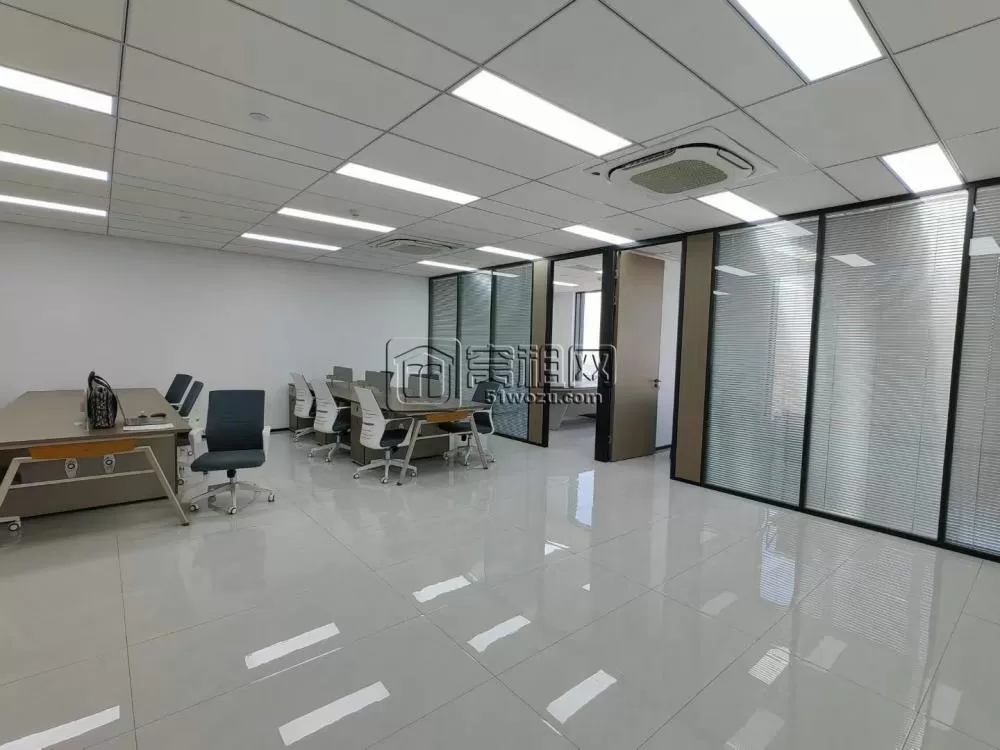 潘火地铁站和荣大厦电梯口 145平 带全套家具 8000元/月