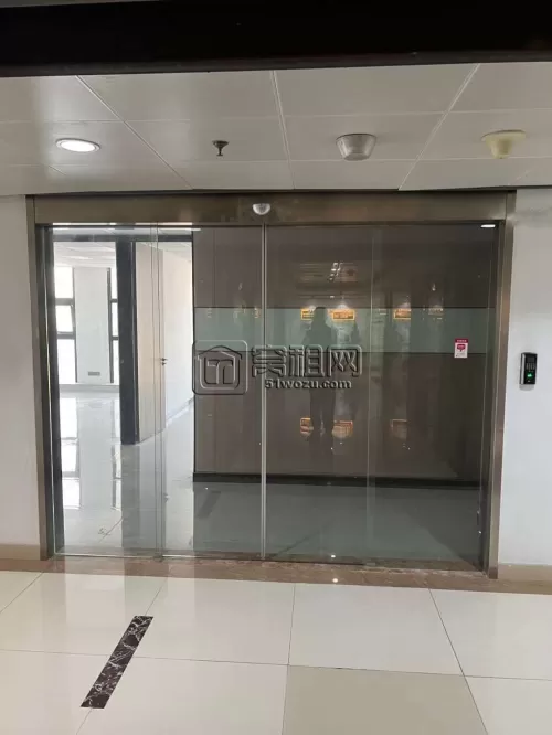 名汇国际大厦110平米电梯口电动移门，双隔间月租5300，空调独立！看房可停车旁边商场。