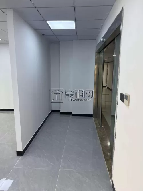 名汇国际大厦110平米电梯口电动移门，双隔间月租5300，空调独立！看房可停车旁边商场。