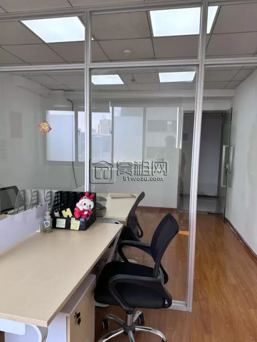 出租天一广场宁波中山大厦小面积42平朝东，一个隔间带家具