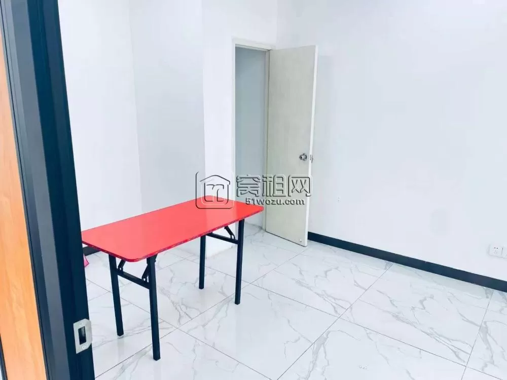 甬邦大厦正朝南电梯口，两个隔间135平方，7800/月