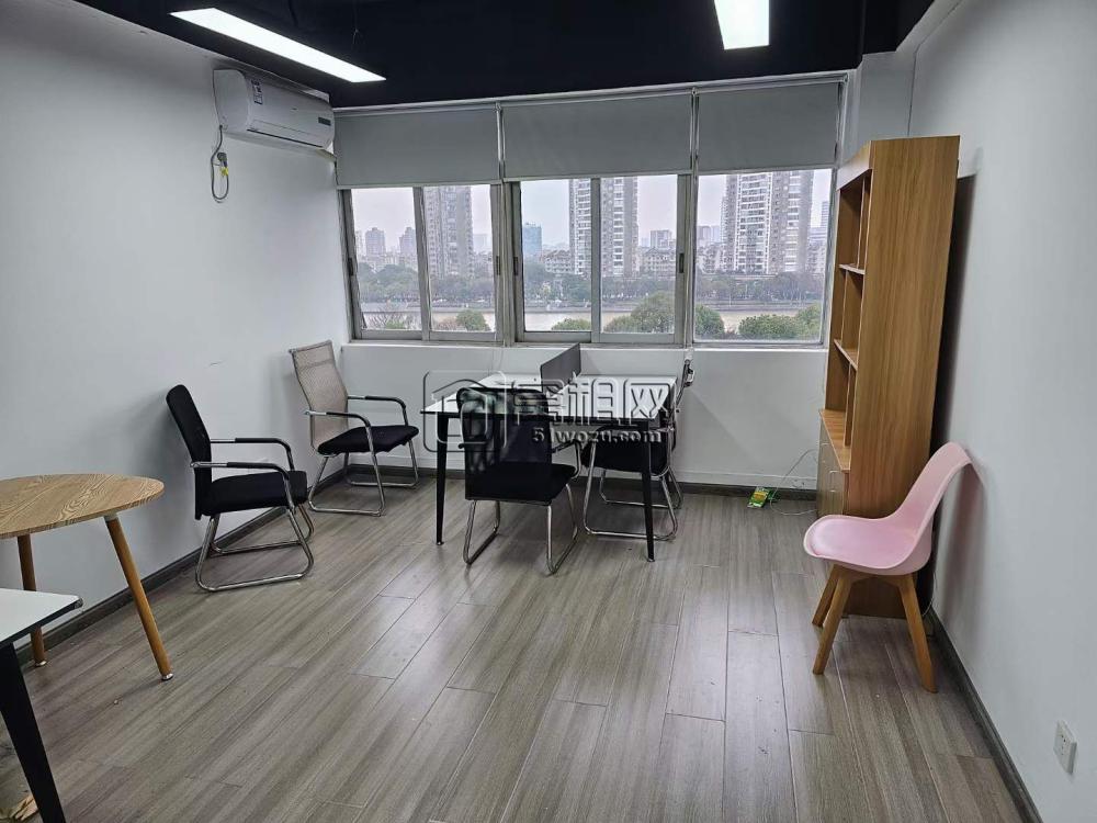 新景江大厦32平1400每月，带家具