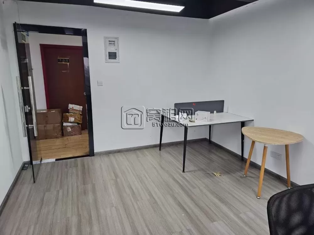 新景江大厦32平1400每月，带家具