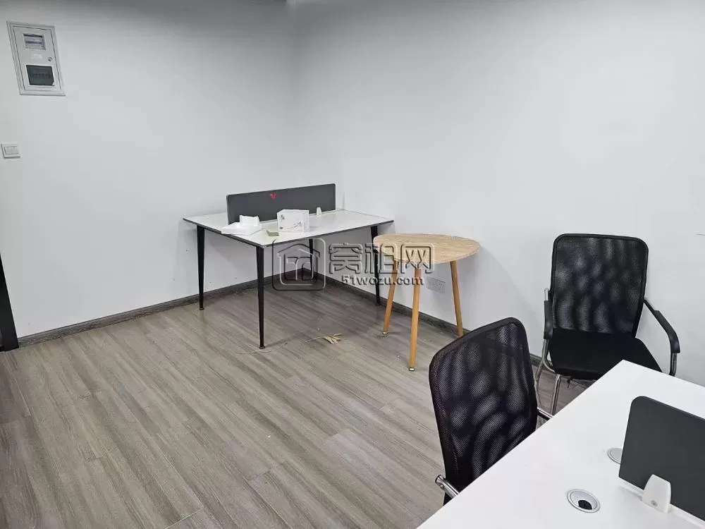 新景江大厦32平1400每月，带家具