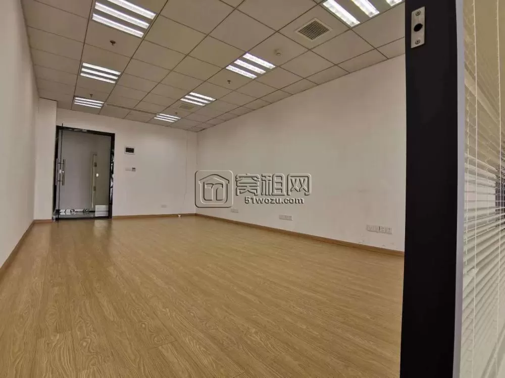 轿辰大厦80平朝南电梯口， 价格优惠～3300/月合同一年签