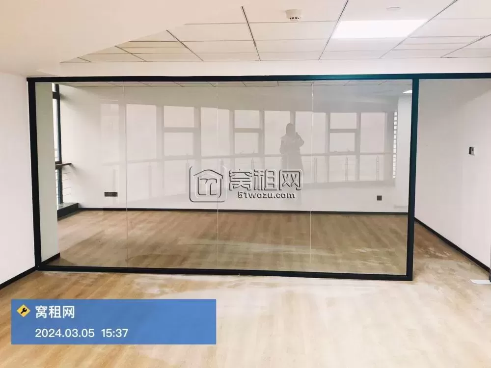 宁波银亿外滩大厦写字楼145平米精装修出租朝南
