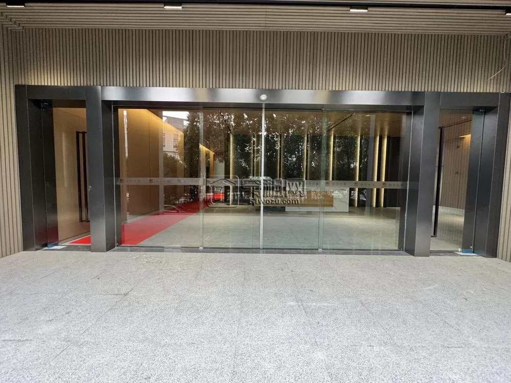 高新区恒力大厦全新装修出租 195平方 朝南 3隔间 得房率78% 可配家具